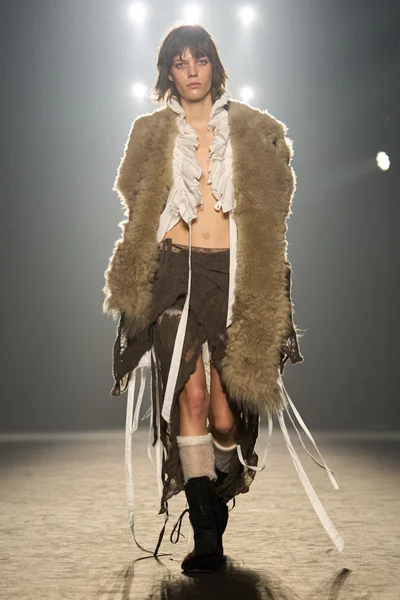 Look 18